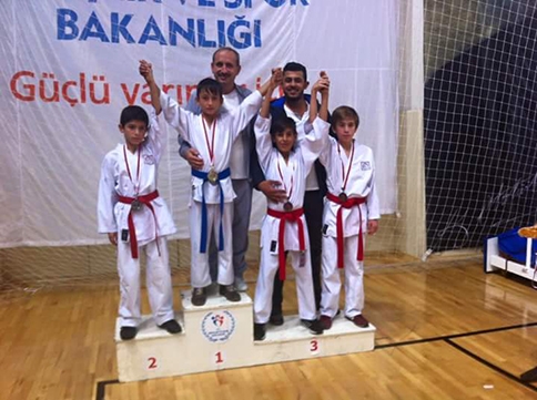 Karatede Başarı: 8 MADALYA