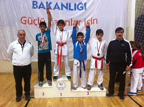 Karatede Başarı: 8 MADALYA