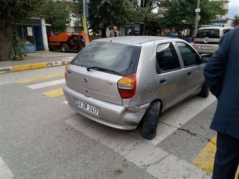 Kırmızı'da Duran Otomobile Arkadan Çarptı