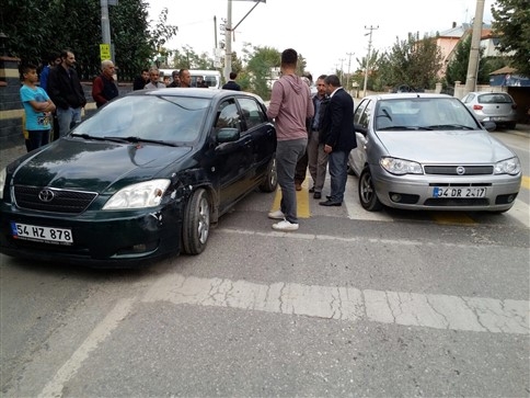 Kırmızı'da Duran Otomobile Arkadan Çarptı