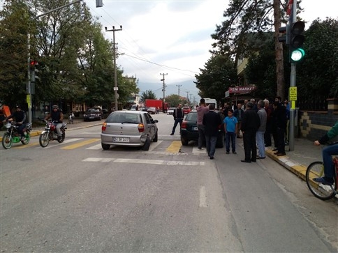 Kırmızı'da Duran Otomobile Arkadan Çarptı