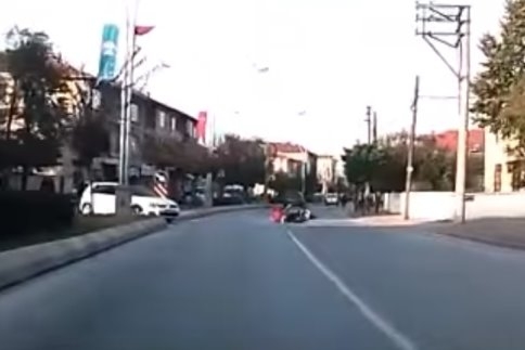 Ana Cadde de Bir Anda Motosikletten Düştü VİDEO