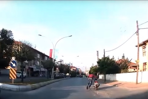 Ana Cadde de Bir Anda Motosikletten Düştü VİDEO