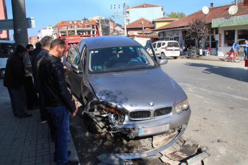 Yabancı Plakalı Otomobil Kamyonla Çarpıştı