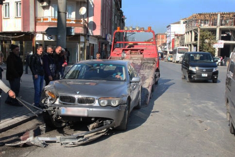 Yabancı Plakalı Otomobil Kamyonla Çarpıştı