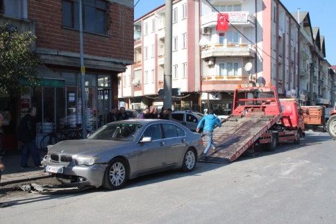 Yabancı Plakalı Otomobil Kamyonla Çarpıştı