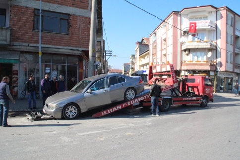 Yabancı Plakalı Otomobil Kamyonla Çarpıştı