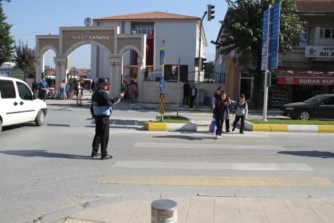 Zabıta’dan Öğrencilere Trafik Hizmeti