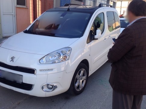 Park Halindeki Aracın Camını Kırdılar