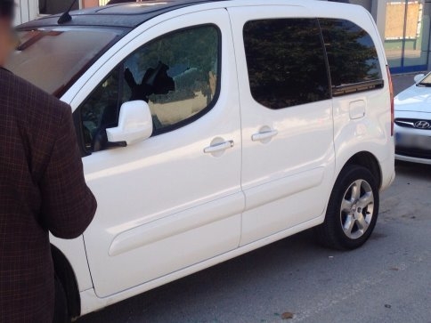 Park Halindeki Aracın Camını Kırdılar