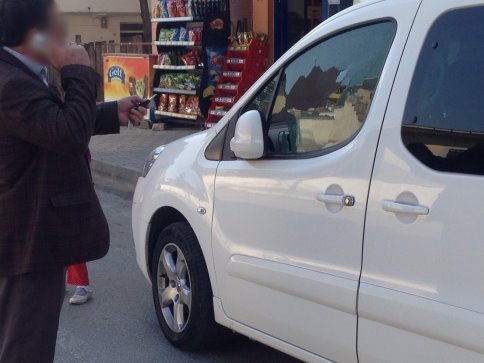 Park Halindeki Aracın Camını Kırdılar