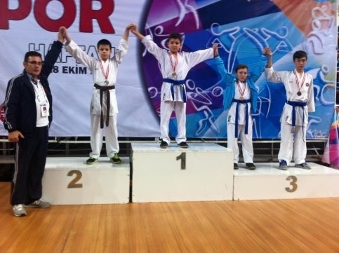 Halk Eğitim Karate Takımı 3 Altın 3 Gümüş Madalya Kazandı