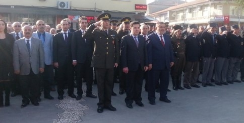 ÖLÜMÜNÜN 77. YILINDA ANITI ÖNÜNDE TÖRENLE ANILDI