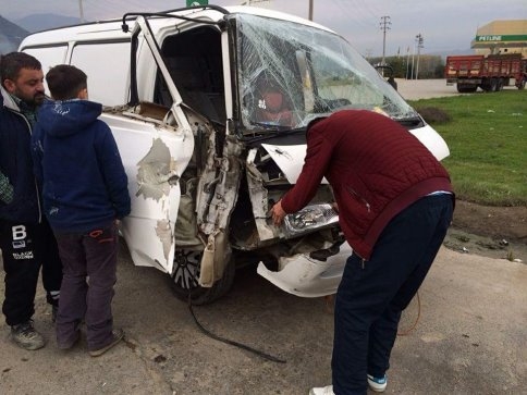 Emniyet Şeridindeki Kamyonet Bir Aileyi Yok Ediyordu 3 Yaralı 