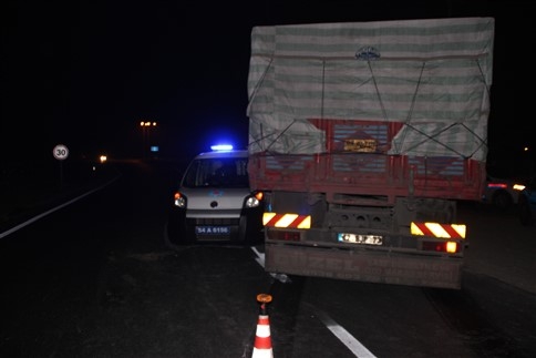 Kamyonla Polis Otomobili Çarpıştı