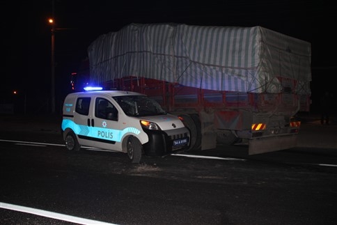 Kamyonla Polis Otomobili Çarpıştı