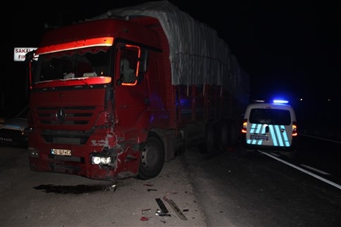 Kamyonla Polis Otomobili Çarpıştı