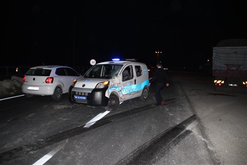 Kamyonla Polis Otomobili Çarpıştı