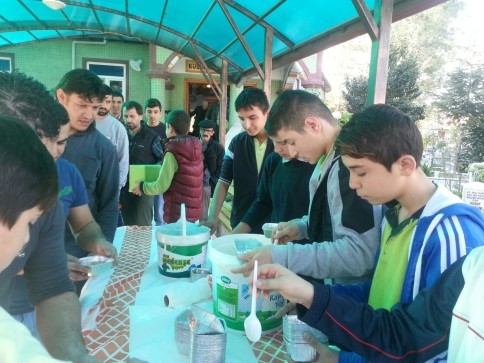 Miniklerden Cemaate Aşure ikramı