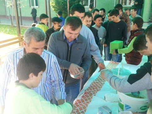 Miniklerden Cemaate Aşure ikramı