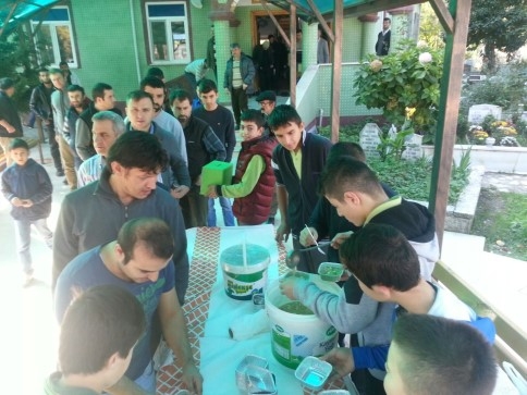 Miniklerden Cemaate Aşure ikramı