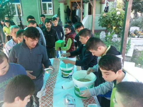 Miniklerden Cemaate Aşure ikramı