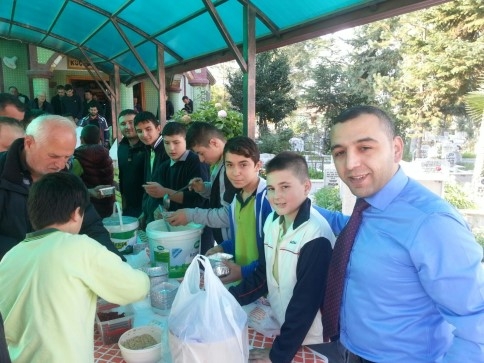 Miniklerden Cemaate Aşure ikramı