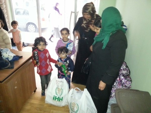 Akyazı İHH Suriye ve Iraklı 30 Aileye Erzak Dağıttı