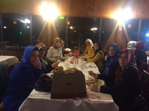 Akyazı Ak Parti Kadın Kollarına Teşekkür Yemeği