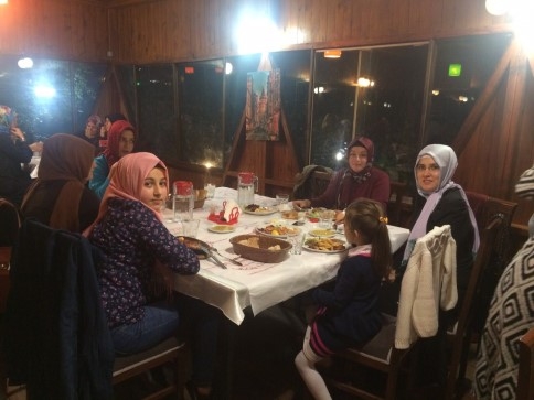 Akyazı Ak Parti Kadın Kollarına Teşekkür Yemeği