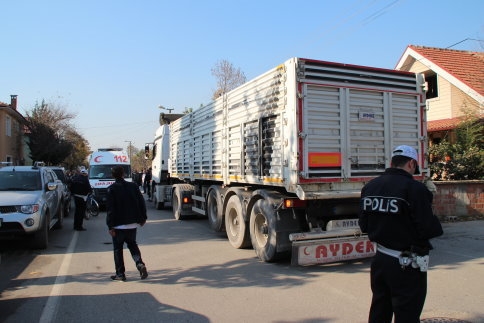 Tır 3 Tekerlekli Bisiklete Çarptı