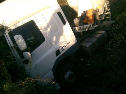 Reşadiye Yolunda Tır Şarampole Yuvarlandı