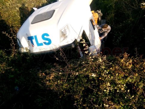 Reşadiye Yolunda Tır Şarampole Yuvarlandı