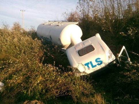 Reşadiye Yolunda Tır Şarampole Yuvarlandı