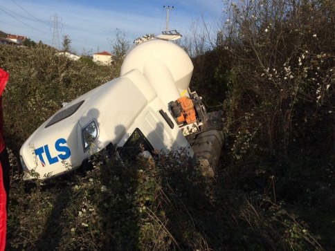 Reşadiye Yolunda Tır Şarampole Yuvarlandı