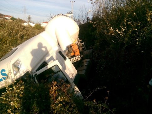 Reşadiye Yolunda Tır Şarampole Yuvarlandı