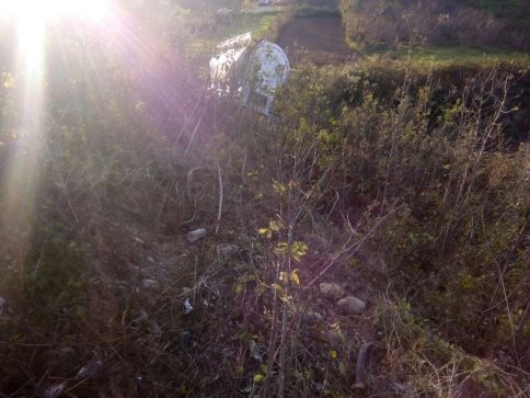 Reşadiye Yolunda Tır Şarampole Yuvarlandı