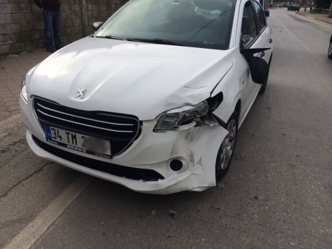 MOTOSİKLE İLE OTOMOBİL KAFA KAFAYA ÇARPIŞTI