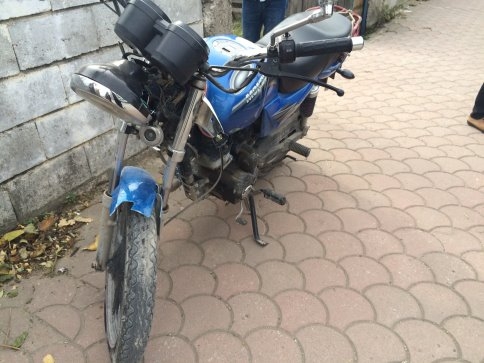 MOTOSİKLE İLE OTOMOBİL KAFA KAFAYA ÇARPIŞTI