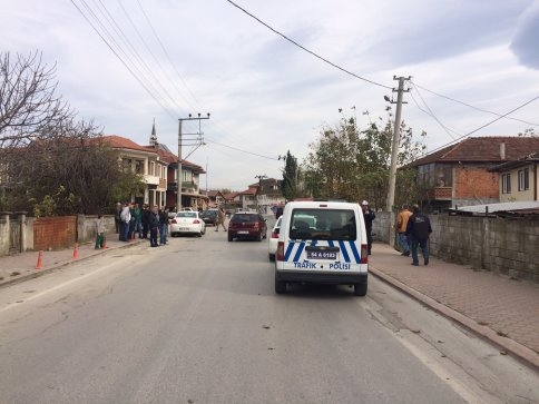 MOTOSİKLE İLE OTOMOBİL KAFA KAFAYA ÇARPIŞTI