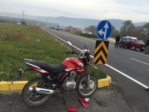 Otomobil Motosikletle Çarpıştı 1 yaralı