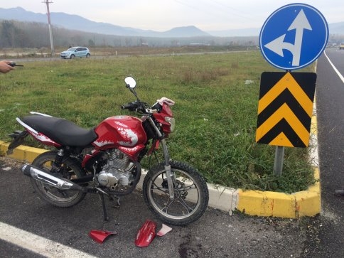 Otomobil Motosikletle Çarpıştı 1 yaralı