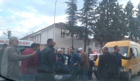 Yola Fırlayan Küçük Çocuğa Okul Servisi Çarptı