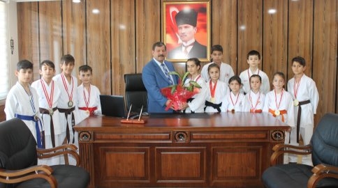 Hem Müdürü Yaman’dan Karatecilere Maddi Destek