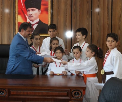 Hem Müdürü Yaman’dan Karatecilere Maddi Destek