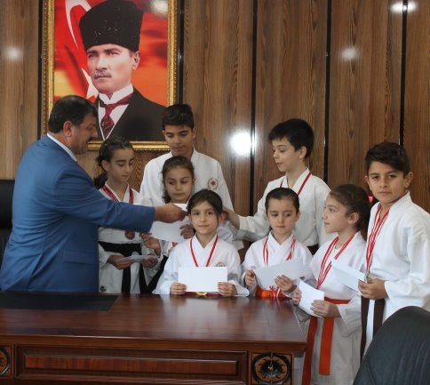 Hem Müdürü Yaman’dan Karatecilere Maddi Destek