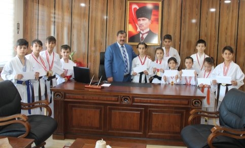 Hem Müdürü Yaman’dan Karatecilere Maddi Destek