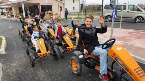 Arabayı Gören Trafik Parka Koşuştu