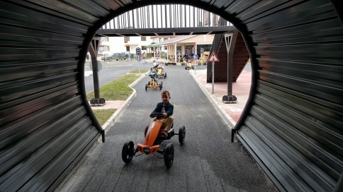 Arabayı Gören Trafik Parka Koşuştu