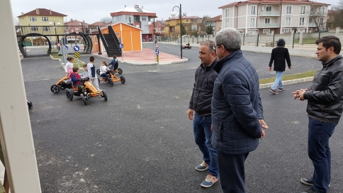 Arabayı Gören Trafik Parka Koşuştu